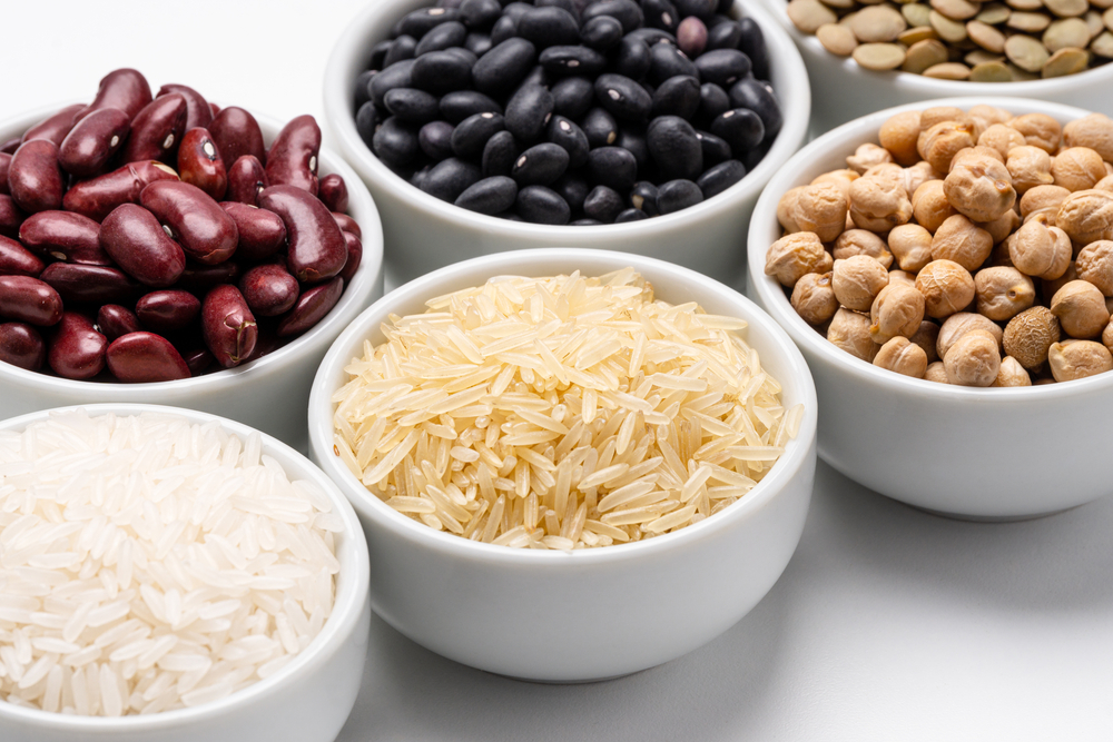 Rijst,en,bonen,ingrediënten,close-up,kom,basmatirijst,omringd